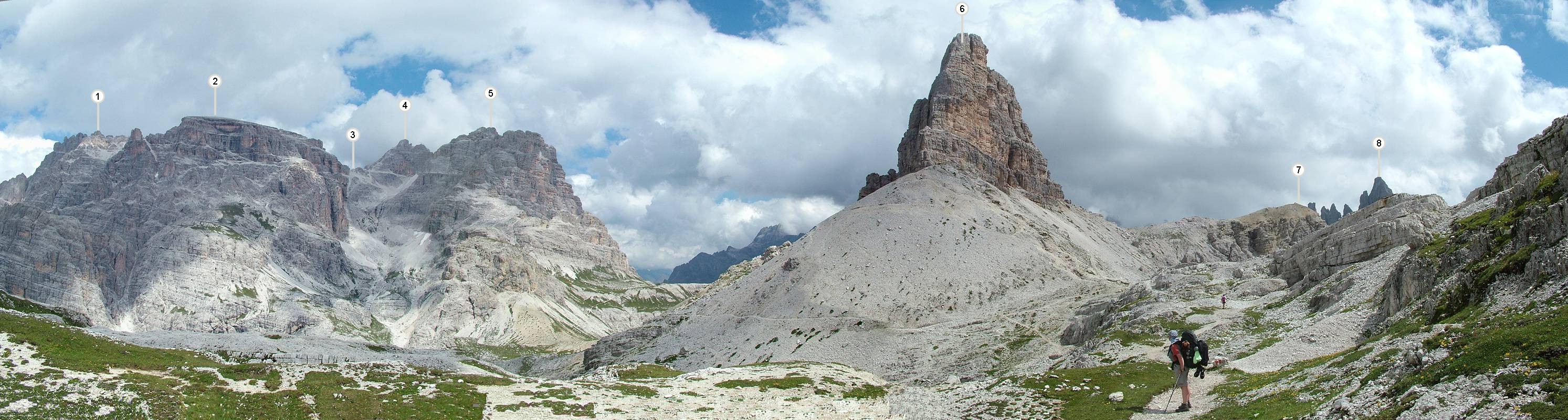Wir haben den Toblacher Knoten vor uns! Ein Grund f&uuml;r ein Panoramabild. Von links nach rechts: (1) Wei&szlig;lahnspitze [P. ta Lavina Bianca, 2987m], (2) Schusterplatte [Lastron dei Scarperi, 2957m], (3) Altenstein-Scharte [Forc. Sassovecchio, 2790m], (4) Altensteinspitzen [Punte Sasso Vecchio, 2880m], (5) Innichriedlknoten [Crodon di San Candido,  2891m], (6) Toblinger Knoten [Torre die Toblin, 2617m], (7) Sextnerstein [Sasso die Sesto, 2539m] und der (8) Paternkofel [M. Paterno, 2744m].