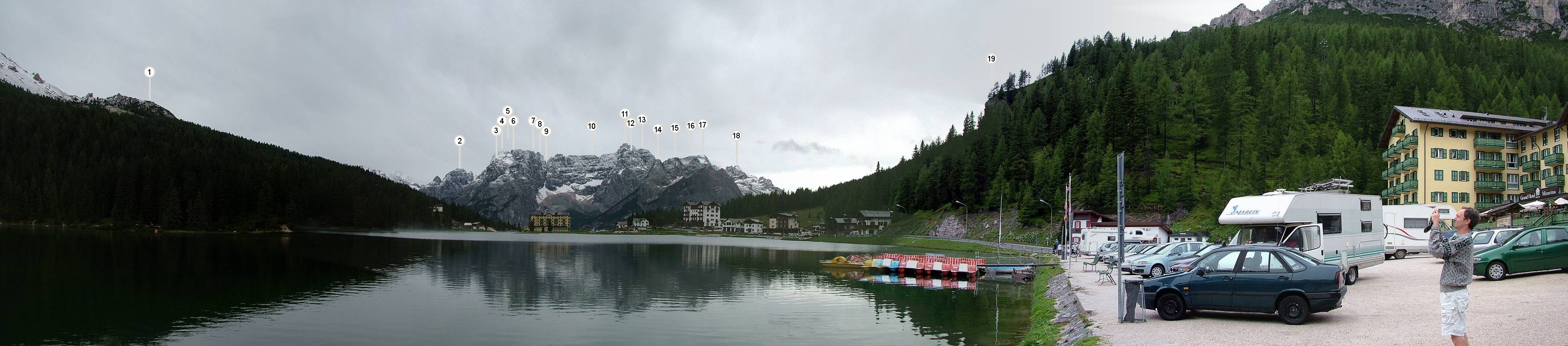 Durch den ganztägigen Regen ist die Sicht sehr gut. Es ist kalt, klar und und der Misurina-See ist wunderschön. Folgende Berge sind zu sehen: (1) Col de Varda [2174m], (2) Croda de L Banco [2150m], (3) Sora el Fo [2567m], (4) Cime di Valbona [2899m], (5) Forc. de Valbona, (6) ohne Namen [2912m], (7) Le tre Sorella - Terza [2999m], (8) Le tre Sorella - Prima [3005m], (9) Forc. della Caccia Grande, (10) Crodes de ra Caza Granda [3002m], (11) Ponta del Sorapis [3205m], (12) Cime de Falkner [3053m], (13) ohne Namen [3124m], (14) Zimes del Ciadin del Loudo [2670m], (15) Ra Zesta [2768m], (16) Ra Seleta [2673m], (17) Ponta Negra [2847m], (18) Croda Rota [2670m], (19) Corno d' Angelo [2430m]. Die Berge (2) - (18) gehören zur Gruppo del Sorapis.