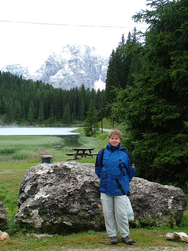 Evi vor dem Misurina-See und dem Massiv Gruppo del Sorapis.