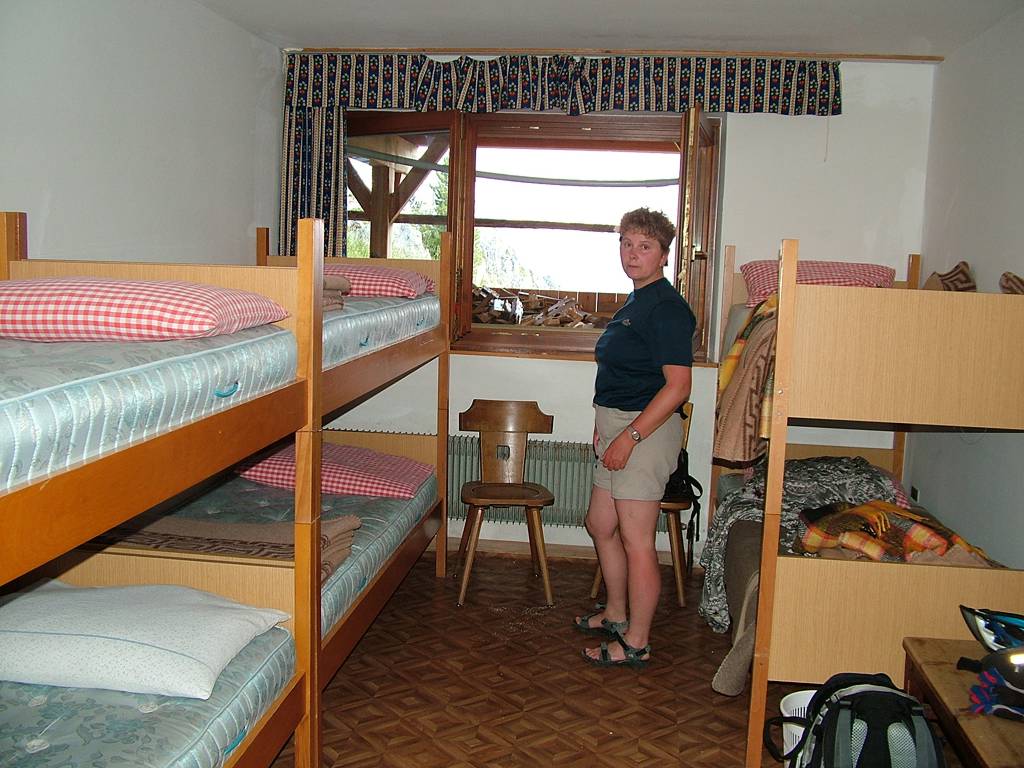 Bevor wir duschen und dann zum Abendbrot gehen, richten wir unsere Nachtlager her. In diesen Betten am Fenster schlafen zwei Radler, wie wir sp&auml;ter feststellen.