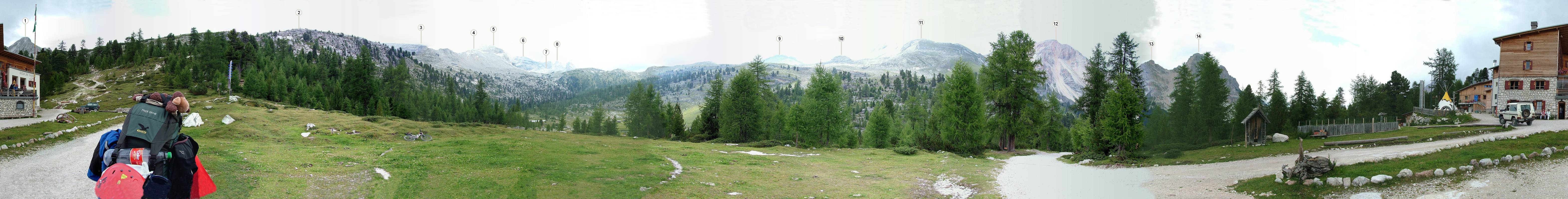 Wir haben es geschafft, die H&uuml;tte ist eindrucksvoll. Es gibt rund herum so viele interessante Einzelheiten zu sehen, dass man schon eine ganze Weile schauen muss. Zu sehen sind die Berge: (1) Col Bechei Dessora [2794m], (2) Sas dai Bec [2562m], (3) La Stiga [2786m], (4) Piz Parom [2953m], (5) Piz de Lavarela [3055m], (6) Pizzes d a La [2697m], (7) Forc. de Medesc [2533m], (8) Piz de Medesc [2713m], (9) Ciastel de Fanes [2657m], (10) Col Toronn [2459m], (11) Piz de Sant Antone [2655m], (12) namenlos [2450m], (13) namenlos [2480m] und zuletzt ein (14) namenloser Berg [2404m].