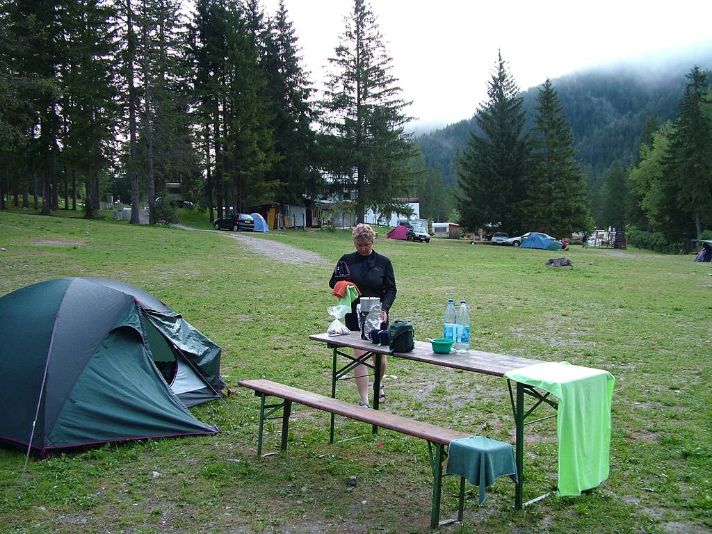 Heute fr&uuml;hst&uuml;cken wir sehr luxuri&ouml;s mit Tisch, Bank und Seeblick.