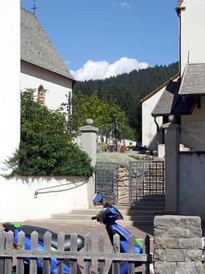 Zwischen Kirche und Bauerngut.