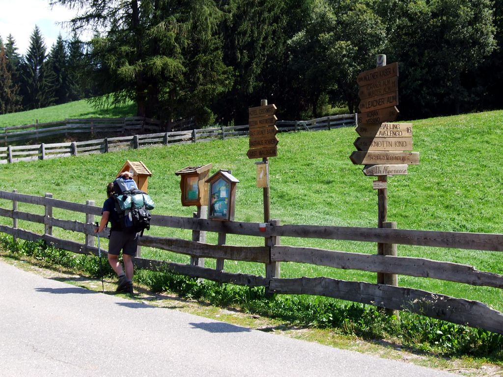 Wir wollen nun in den Ort Hafling. Evi hat den Schilderwald studiert, sie weiß jetzt, wo es lang geht.