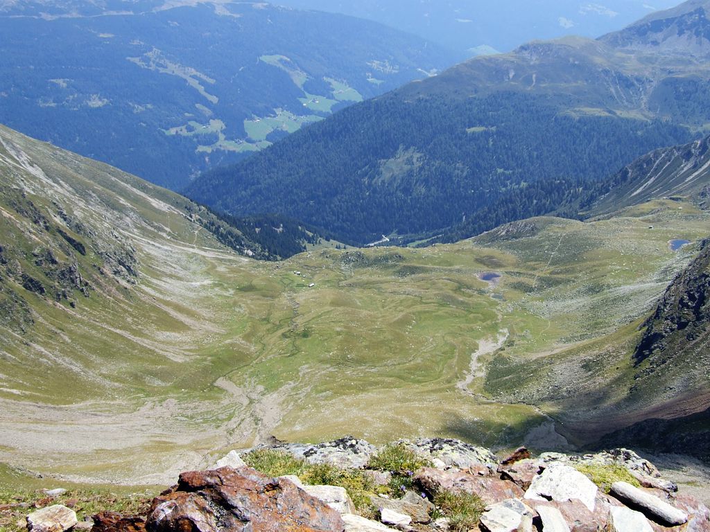 Dort unten auf der Anteranalm steht die Hütte des alten Mannes, wir waren 2002 bei ihm eingekehrt.