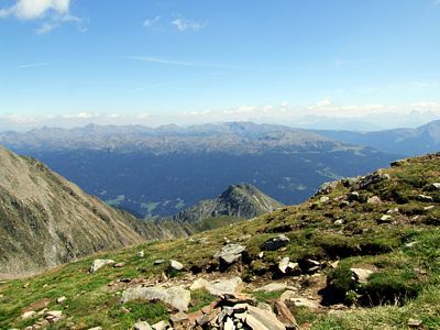 Im Vordergrund sieht man das Sarntal und im Hintergrund die Dolomiten.