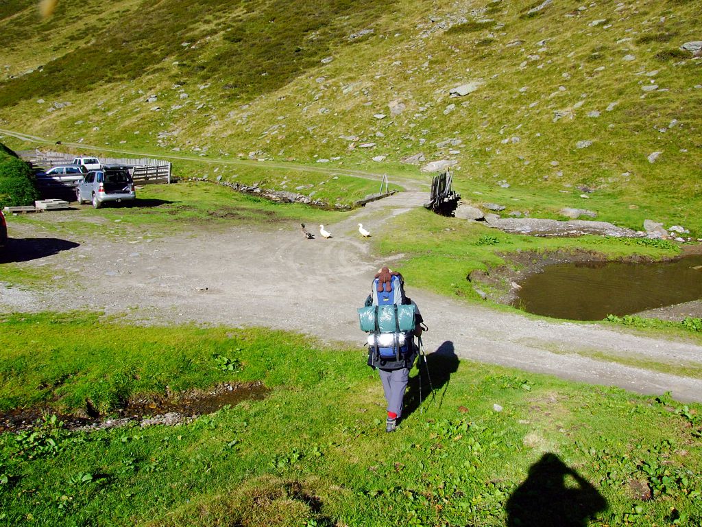 Wir wurden vom Wirt eingeladen, mit ins Tal zu fahren. Der Kofferraum steht schon offen.