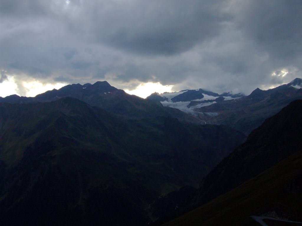 Jetzt wird die Wolkendecke zunehmend dicker, aber es bleibt trocken.