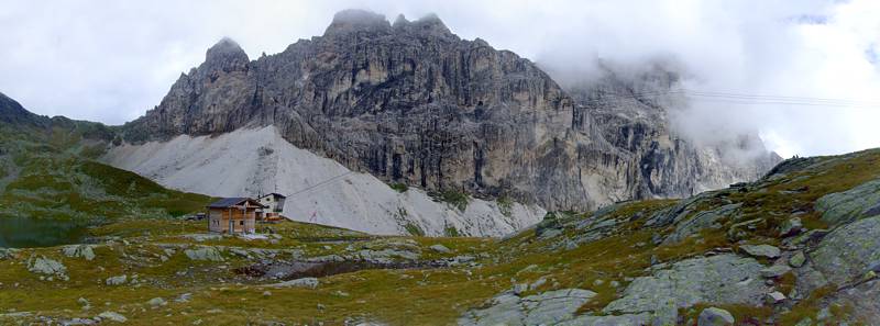 Die Tribulaunhütte (2368 m) vor Goldkappl (links, 2788 m) und Pflerscher Tribulaun (Mitte, 3097 m), das sieht schon gut aus.