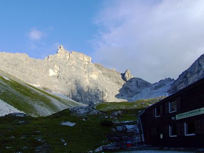 Die letzten Sonnenstrahlen für heute bescheinen die Eisenspitze (2674 m).