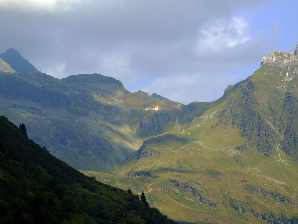 Jetzt entdecken wir die Innsbrucker Hütte (2370 m).