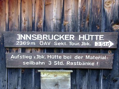 Aber wir wissen nun, dass sie zur Innsbrucker Hütte fährt.