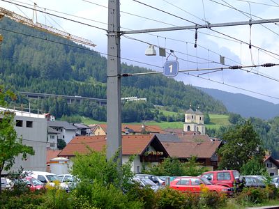 Die Brenner-Autobahn verläuft parallel zur Bahnlinie.
