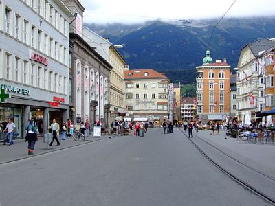 Über Innsbruck hängen die Regenwolken tief, aber noch ist es trocken.
