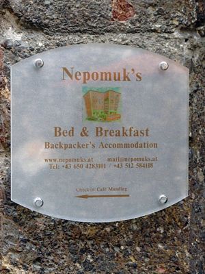 Die Herberge heißt "Nepomuk’s Bed & Breakfast" und "melden sie sich im Café Mundig".