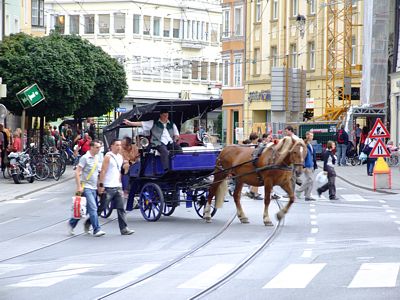 In Innsbruck ist man auch noch mit Pferden unterwegs.