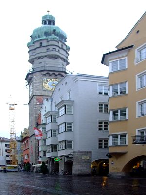 Der Stadt-Turm des Rathauses im Regen.