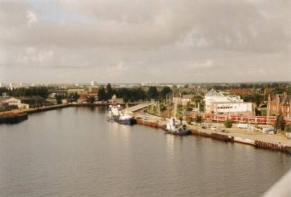 Der morgendliche Hafen und dahinter in der Ferne die Stadt Rostock.