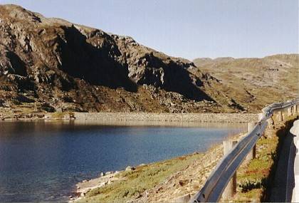 Dieser große See am Vesterdalen - Gebirgszug wird durch eine Staumauer begrenzt.
