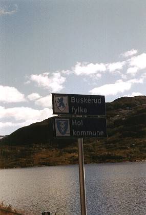 Die Provinzgrenze zwischen Sogn of Fjordane und Buskerud fylke geht mitten durch den See.