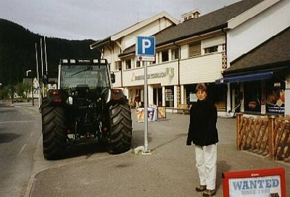 In Fagernes fährt man schon mal mit dem Traktor zur Information - nein, hier begann unser Stadtbummel.