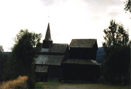 Die Stabkirche in  Høre ist größer als die in Lomen. Aber auch ihr sieht man das hohe Alter an.