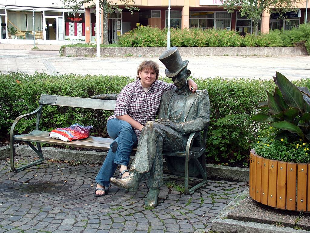 Evi und der Dichter Nils Johan Einar Ferlin verstehen sich gut, allerdings ist er aus Bronze.