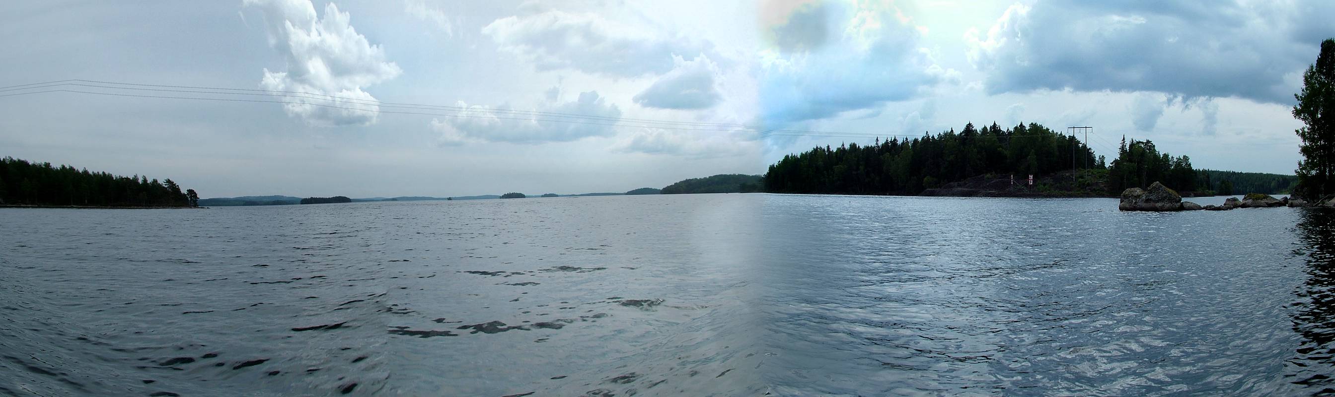 Wir wollen zwischen der Insel rechts und dem Ufer entlangpaddeln. Der Yngen ist riesig.